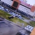 В Омске водитель «Жигулей» очень эффектно покинул парковку торгового центра. В Омске водитель «Жигулей» очень эффектно покинул парковку торгового центра.